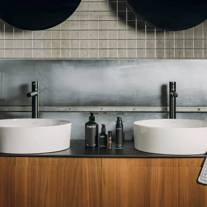 Minimalistisches Badezimmerdesign mit Jungkraut Männerpflege und LAUFEN Armaturen – Schweizer Marken Kooperation