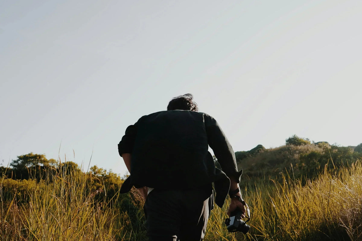Herbst Hautpflege Männer: Mann im Wind und Herbstlaub im Freien, Jungkraut