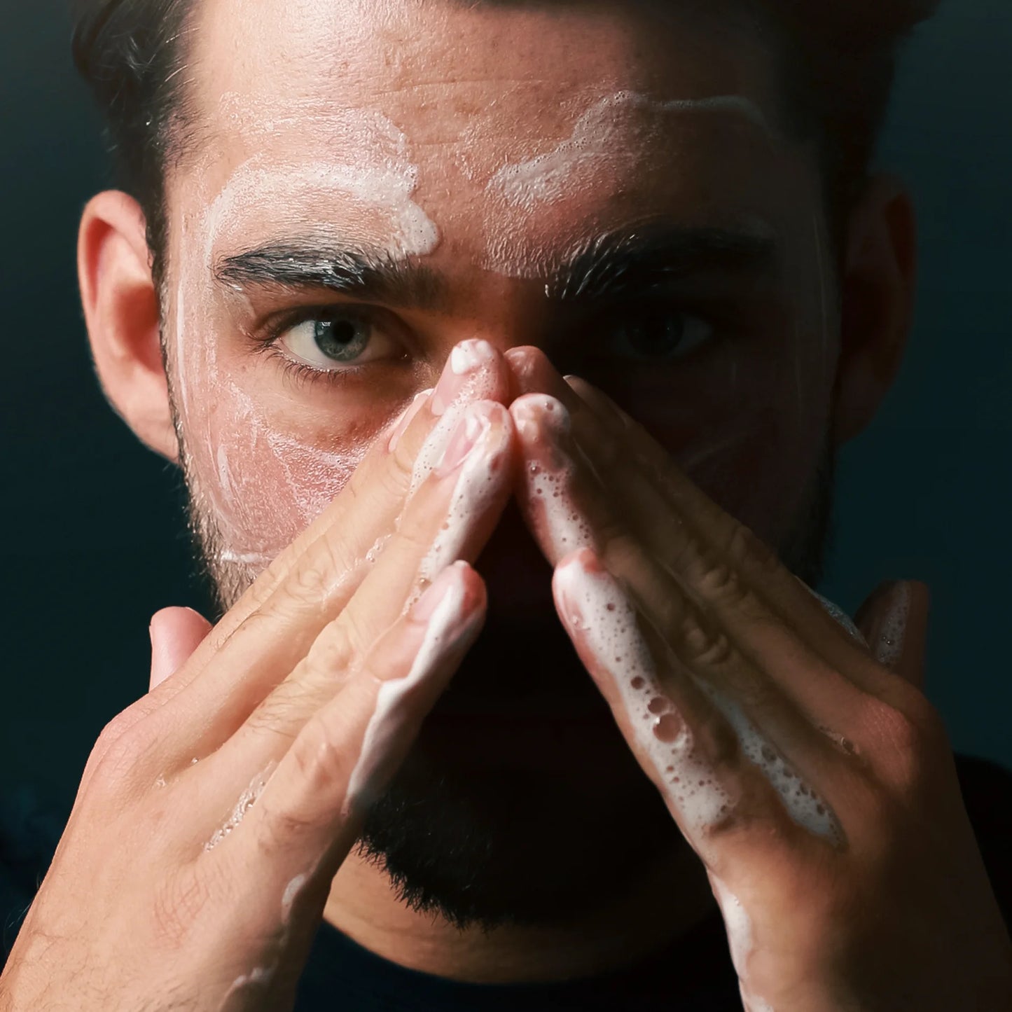 Jungkraut Gesichtsreinigung für Männer aufgeschäumtes Reinigungsgel auf dem Gesicht