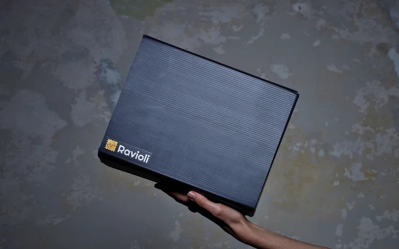 Eine Mehrwegversandverpackung von Ravioli