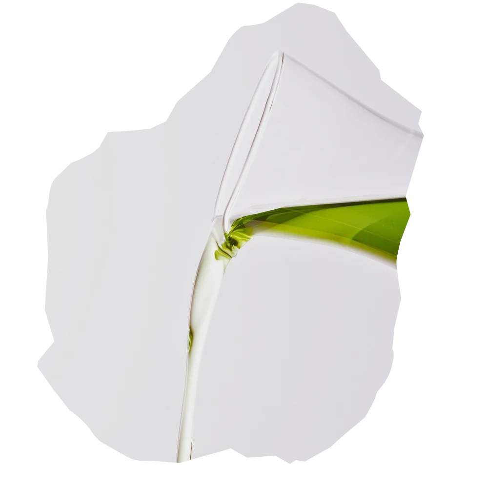 Grüne, klare Flüssigkeit wird aus einem schräg gehaltenen, transparenten Laborglas ausgegossen; der Hintergrund ist hell und minimalistisch.